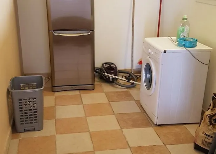 Plain-pied Avec Piscine Californienne Privee Pouzolles